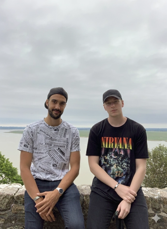 Deux amis se font prendre en photo lors d'une activité insolite en bretagne