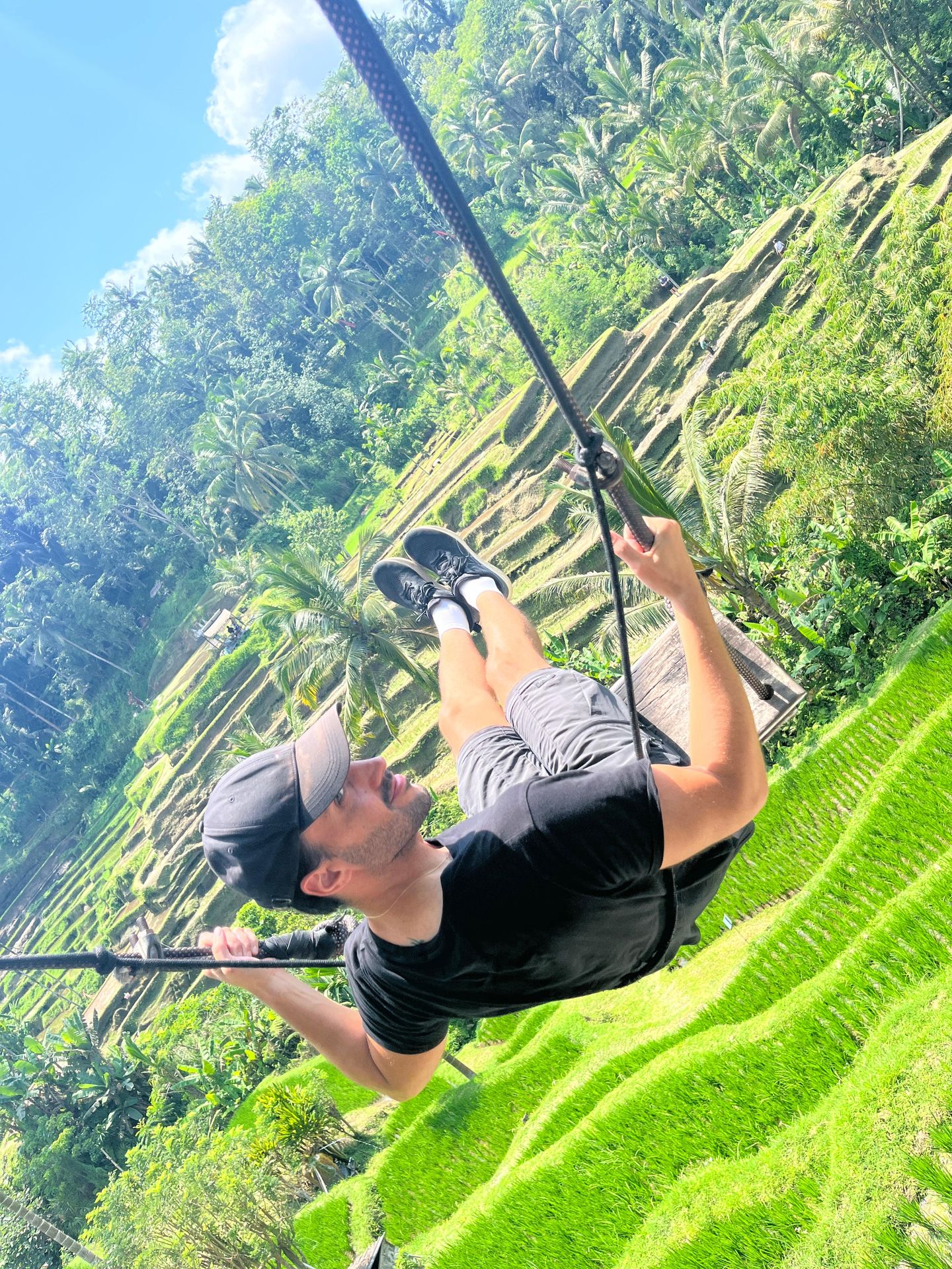 Un homme fait de la balançoire lors d'une aventure en Bretagne