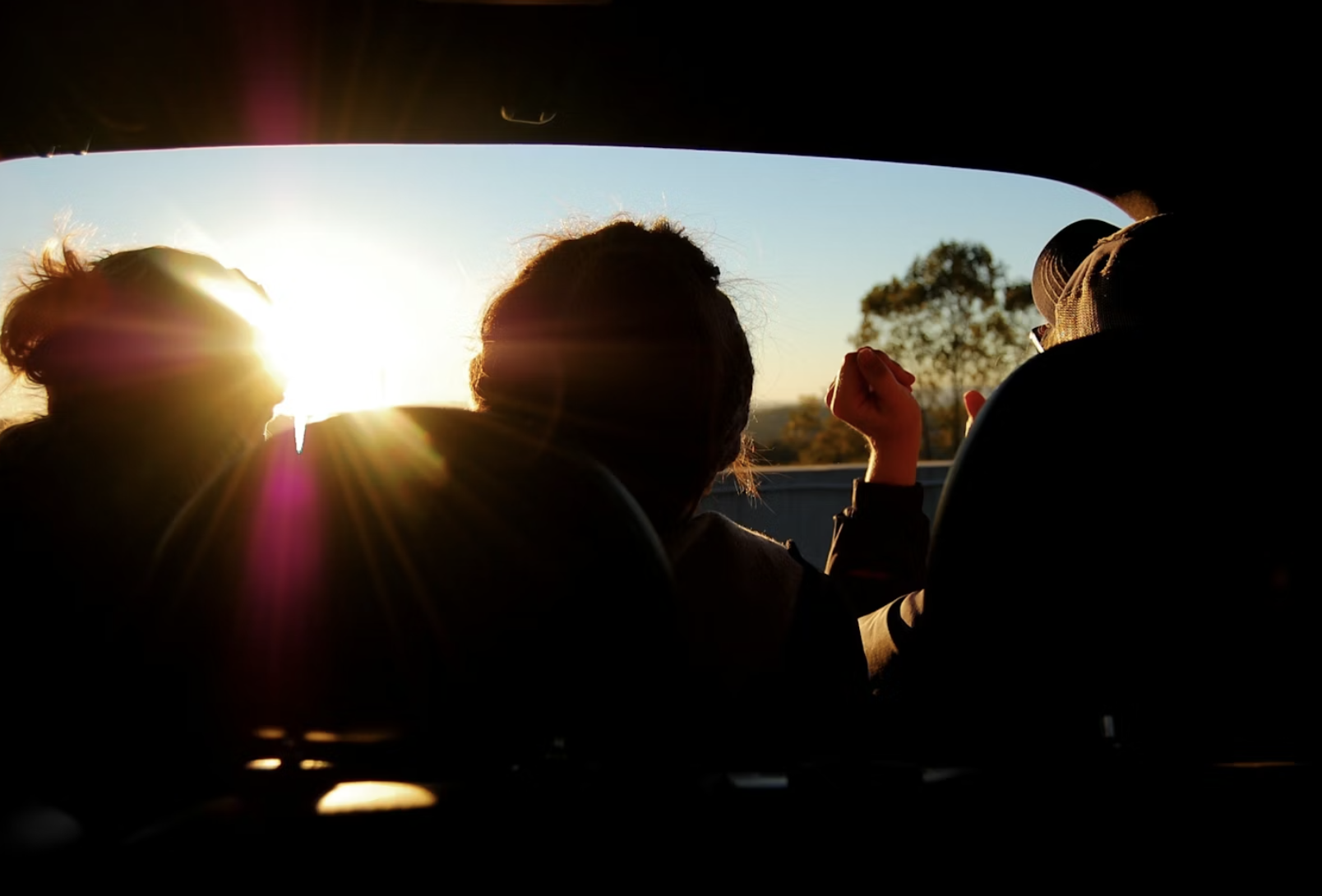 Des personnes discutent ensemble lors d'un road trip en Bretagne