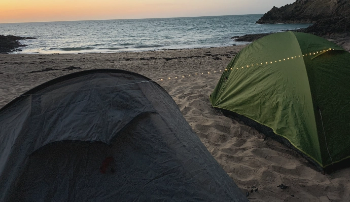 Bivouac sauvage en tente sur une plage en Bretagne